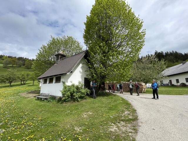 Am Weg besichtigten die Wanderer eine kleine Kapelle. | Foto: Martina Schweller