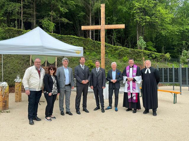 Hermann Koraschnig, Ursula Madritsch, Harald Tschurnig, Roman Macher, Ingo Sternig, Bürgermeister Herbert Gaggl, Dompfarrer Peter Allmaier und Pfarrer Martin Madrutter waren bei feierlichen Eröffnung des Friedensforstes in Moosburg dabei. | Foto: Bestattung Kärnten