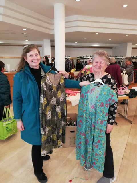 Sabina Kellner und Maria Parzer wurden bei der Kleidertauschparty fündig. | Foto: Parzer