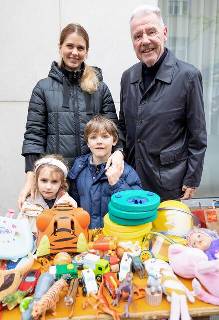 Bürgermeister Klaus Schneeberger mit Milena Holzbauer, Charlotte und Henrik beim Kinderspielzeugflohmarkt. | Foto: Stadt Wiener Neustadt/Weller