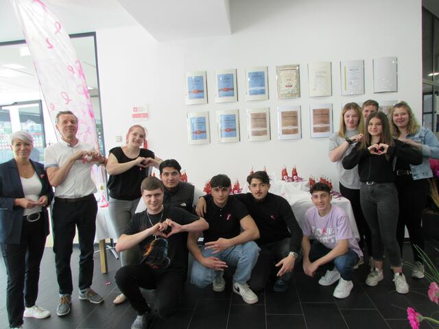 Alle waren eifrig bei der Sache. die Klasse 3 LMH war für die Deko zuständig und kreierte den Erdbeer-Lime. Im Bild mit Direktorin Martina Bombardelli und Christian Wieser. 