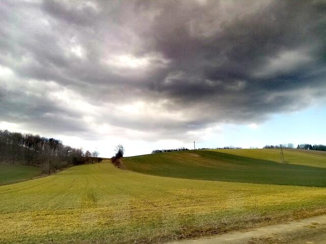 Wolken am Himmel - fast wäre ich naß geworden bei meiner 1. Radfahrt heuer