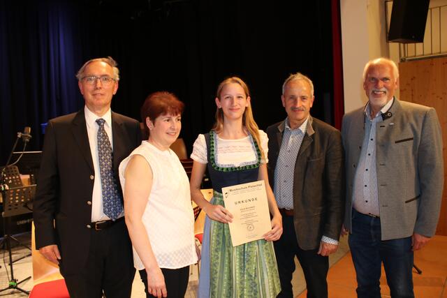 Überreichung der Urkunde für die Übertrittsprüfung, 
Musikschulleiter Friedrich Anzenberger, Lehrerin Annemarie Pfeiffer, Schülerin Julia Buchner, Bgm. Franz Singer, Bgm. Kurt Wittmann | Foto: Musikschule Pielachtal