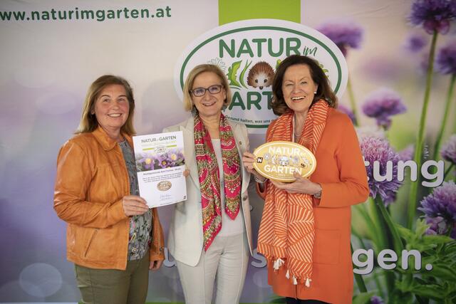 Landeshauptfrau von Niederösterreich Johanna Mikl-Leitner gratuliert Sabine Goldfuß und GRin Brigitte Zottl zur Auszeichnung „Goldener Igel“ von „Natur im Garten“ für ökologische Grünraumpflege in der Marktgemeinde Bad Fischau-Brunn im vergangenen Jahr.

  | Foto: „Natur im Garten“ / POV Raggam