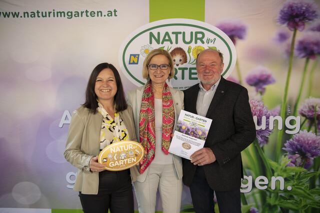 Landeshauptfrau von Niederösterreich Johanna Mikl-Leitner gratuliert Bürgermeisterin Elisabeth Hollinger und Karl Hollinger zur Auszeichnung „Goldener Igel“ von „Natur im Garten“ für ökologische Grünraumpflege in der Gemeinde Muggendorf im vergangenen Jahr. | Foto: „Natur im Garten“ / POV Raggam