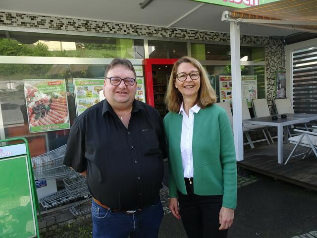 Vereinsobmann Johannes  Lang und Bürgermeisterin Monika Pock vor dem Nahversorgungsbetrieb. | Foto: Peter Sattler