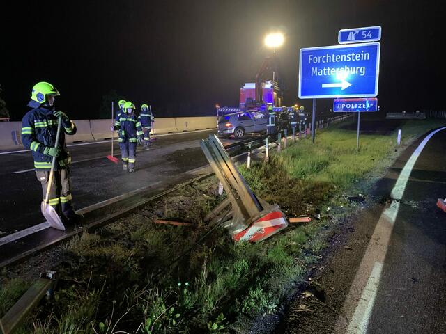 Der Lenker fuhr gegen die Leitplanke bei der Abfahrt Forchtenstein/Mattersburg | Foto: Feuerwehr Mattersburg
