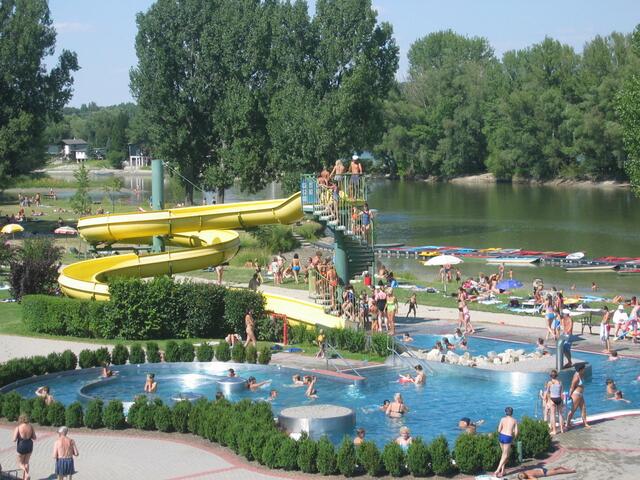 Mit der 45 m langen Rutsche ins kühle Nass. | Foto: Stadtgmde. Klosterneuburg