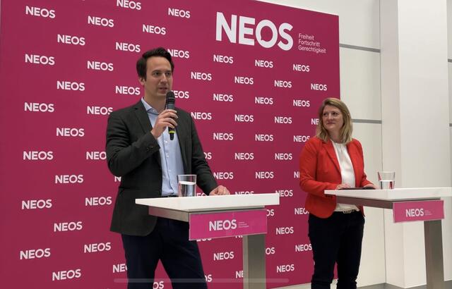 Vizebürgermeister Christoph Wiederkehr und Neos Klubobfrau Bettina Emmerling verkündeten ein 100-Millionen-Digitalpaket für Wiens Schulen. | Foto: mjp