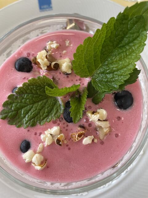 Grießflammeri mit Beeren und Karamellpopcorn. | Foto: Koidl