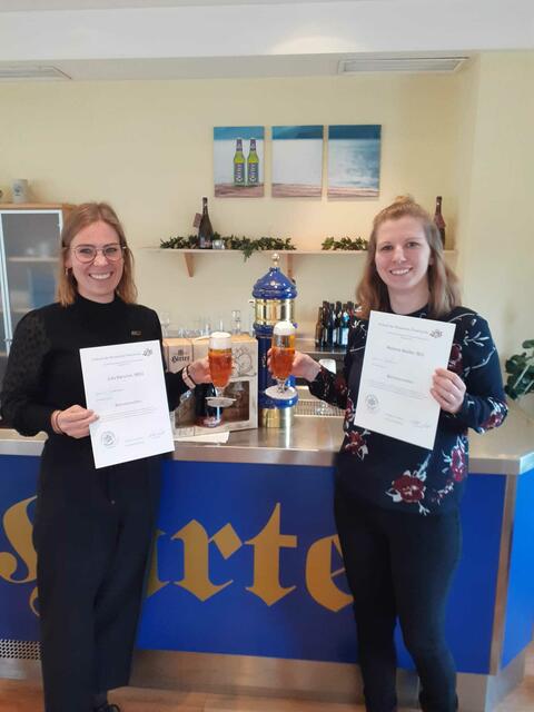 Die Praxislehrerinnen Julia Warscher (li.) und Melanie Walder absolvierten ihre Ausbildung zur "Biersommeliére" an der Privatbrauerei Hirt. | Foto: HLW Lienz