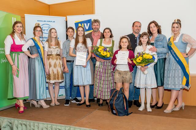 Doris Ploner, Milchkönigin Sophia Stiegler,
Franz und Andrea Schramel mit ihren Kindern Magdalena, Jakob und Katharina sowie Christian und Bianca Holzapfel mit ihren Kindern Jana und Luisa und der Milchprinzessin Magdalena-Sophie Mayer (v.l.) | Foto: LKNÖ/Georg Pomass