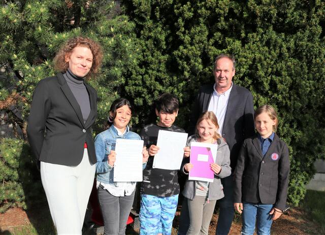 Karin Baldrian und Bürgermeister Franz Rumpler mit den Jung-Literaten Theresa Wardian, Eser Göcer, Lilith Korinek und Brezer Amon. | Foto: Manfred Wlasak