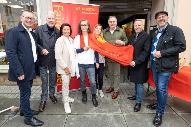 Bundesrat Klubobmann Matthias Zauner, Bürgermeister Klaus Schneeberger, Weltladen-Obfrau Maria Roth, Geschäftsführerin Kristina Fischer, Eveline Seidl, LAbg. Stadtrat Franz Dinhobl, LAbg. Zweiter Vizebürgermeister Rainer Spenger und Stadtrat Norbert Horvath beim Weltladenfest. | Foto: Stadt Wiener Neustadt/Weller