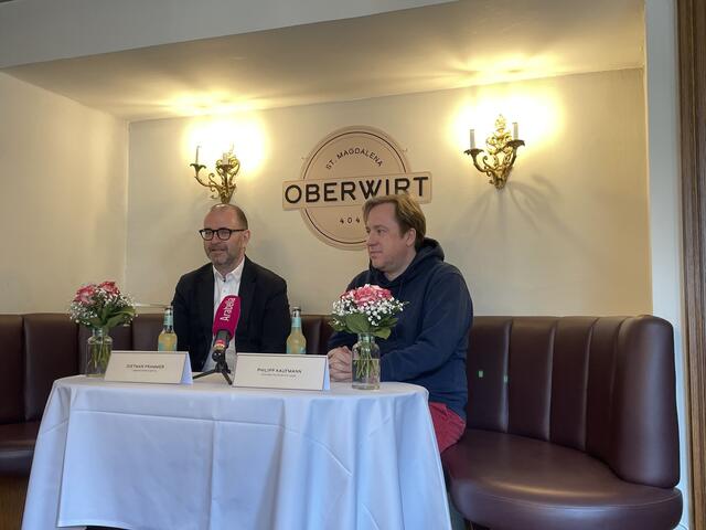 Mit Anfang Mai hat die "KaufmannGruppe" rund um Philipp Kaufmann (re.) den Oberwirt in St. Magdalena übernommen. Planungsstadtrat Dietmar Prammer (li.) freut sich, dass damit nun alle 24 städtischen Gastrobetriebe verpachtet sind.   | Foto: BRS/Püringer