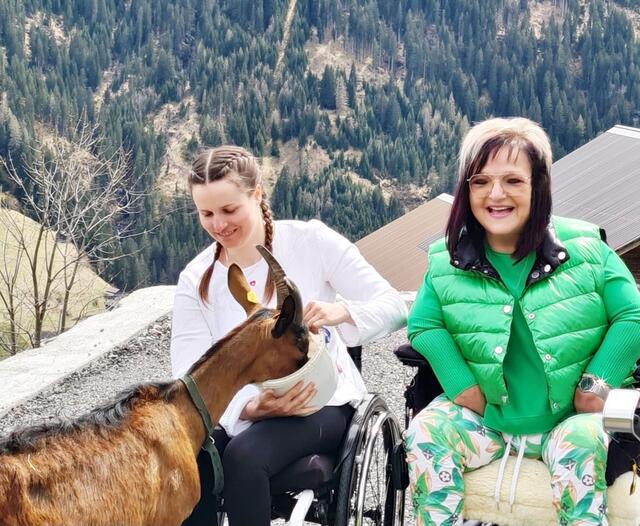 Wie sich das Leben von Jelena Jehle als Ziegenbäuerin im Rollstuhl in Kappl gestaltet. | Foto: RollOn Austria
