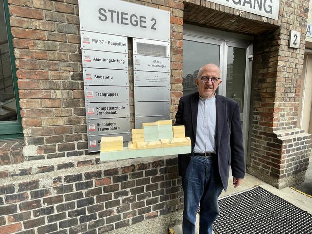 Müller stattete der Baupolizei einen Besuch ab. | Foto: Patricia Hillinger