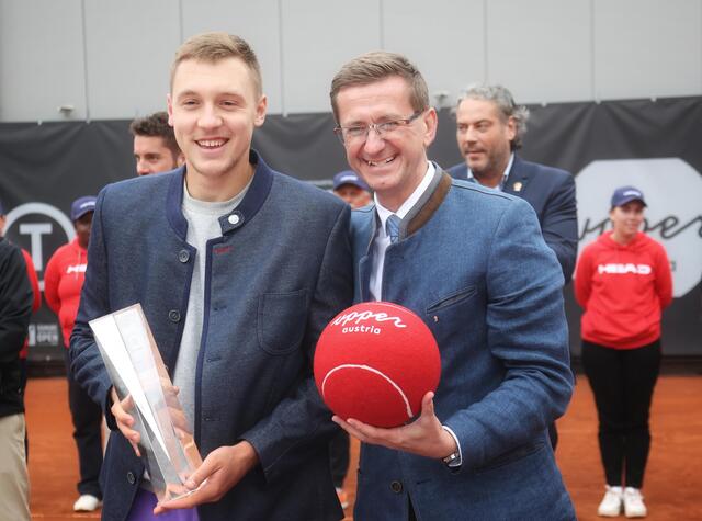 Sport-Landesrat Markus Achleitner gratulierte Turniersieger Hamad Medjedovic. | Foto: Andreas Maringer