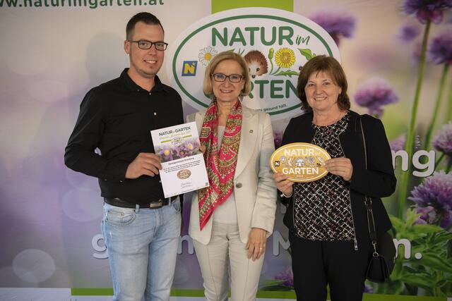 Landeshauptfrau von Niederösterreich Johanna Mikl-Leitner gratuliert Florian Püribauer und Vizebürgermeisterin Renate Buchegger zur Auszeichnung „Goldener Igel“ von „Natur im Garten“ für ökologische Grünraumpflege in der Marktgemeinde Bromberg im vergangenen Jahr. | Foto: „Natur im Garten“ / POV Raggam