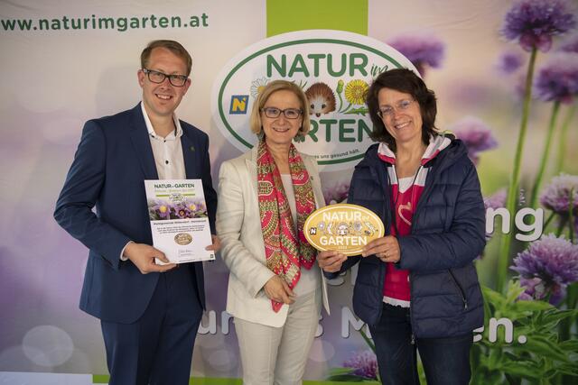 Landeshauptfrau von Niederösterreich Johanna Mikl-Leitner gratuliert Gärtner Andreas Fenz und Natur- und Umweltgemeinderätin Petra Meitz zur Auszeichnung „Goldener Igel“ von „Natur im Garten“ für ökologische Grünraumpflege in der Marktgemeinde Wöllersdorf-Steinabrückl im vergangenen Jahr. | Foto: „Natur im Garten“ / POV Raggam