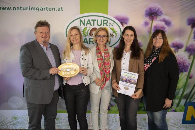 Landeshauptfrau von Niederösterreich Johanna Mikl-Leitner gratuliert Bgm. Peter Lielacher, GRin Edith Tippel, GGRin Bettina Hautz und GGRin Daniela Weissenbacher zur Auszeichnung „Goldener Igel“ von „Natur im Garten“ für ökologische Grünraumpflege in der Gemeinde Walpersbach im vergangenen Jahr. | Foto: „Natur im Garten“ / POV Raggam