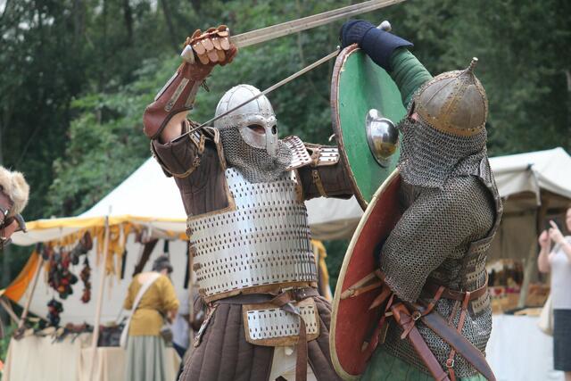 Die "Ascomanni" stellen auch Schwertkampf mit befreundeten Wikingersippen auf historischen Veranstaltungen nach | Foto: Florian Trippolt/Seidl Claudia