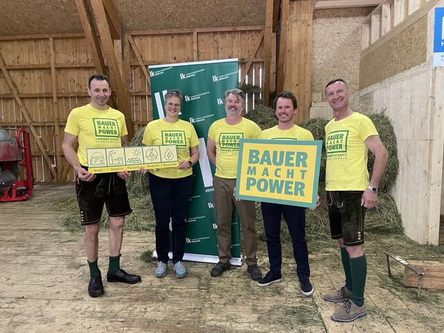Peter Kettner (links), Viktoria Brandner sowie Herwig Stocker (rechts) besuchten den Betrieb von Anton und Benjamin Stocker in Ramsau am Dachstein. | Foto: Schneeberger