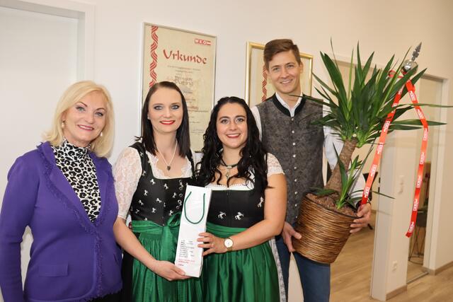 Riki Vogl gratuliert Madeleine Lorber-Wiesauer, Bernadette Puffing und Alexander Marcher zur Geschäftseröffnung. | Foto: Cescutti