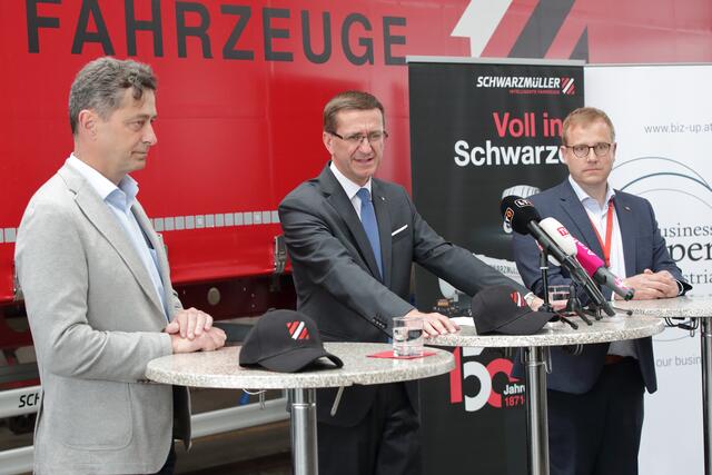 (v.l.:) Christian Chimani, Managing Director LKR, Wirtschafts- und Forschungslandesrat Markus Achleitner und Christoph Schöndorfer, Vice President der Wilhelm Schwarzmüller GmbH präsentieren am 15. Mai die Mobilität der Zukunft. | Foto: Land OÖ / Ernst Grillnberger
