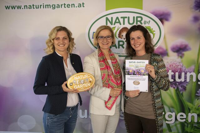 Landeshauptfrau von Niederösterreich Johanna Mikl-Leitner gratuliert Bürgermeisterin Bärbel Stockinger und GGRin Andrea Engelschall zur Auszeichnung „Goldener Igel“ von „Natur im Garten“ für ökologische Grünraumpflege in der Marktgemeinde Bad Erlach im vergangenen Jahr. | Foto: „Natur im Garten“ / POV Raggam