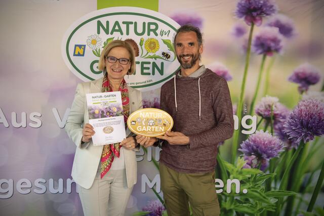 Landeshauptfrau von Niederösterreich Johanna Mikl-Leitner gratuliert Vzbgm. Markus Panzenböck zur Auszeichnung „Goldener Igel“ von „Natur im Garten“ für ökologische Grünraumpflege in der Marktgemeinde Pernitz im vergangenen Jahr. | Foto: „Natur im Garten“ / POV Raggam