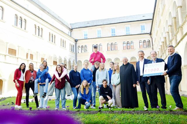 Die Schule unterstützt den Förderkreis Onkologie St. Veit/Glan mit einer Spende in Höhe von 1.000 Euro. | Foto: Barmherzige Brüder