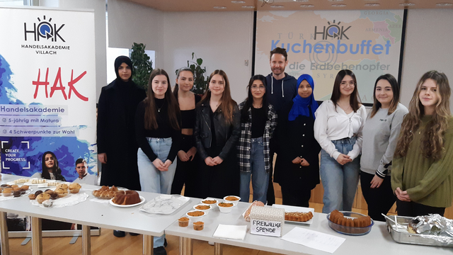 Die Schülerinnen Merve Sandal, Berfu Pekel sowie Prof. Mag. Günther Prodinger mit freiwilligen Helfern und den von ihnen gebackenen Köstlichkeiten | Foto: HAK Villach 