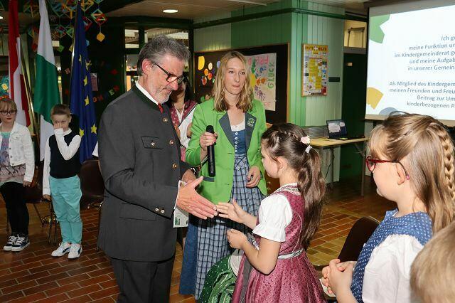 Bürgermeister Engelbert Huber gratulierte den neuen Kindergemeinderätinnen und -räten. | Foto: Wutte