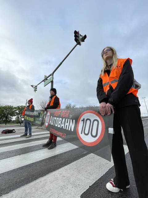 Mehrere Straßen wurden gesperrt.  | Foto: Letzte Generation Österreich