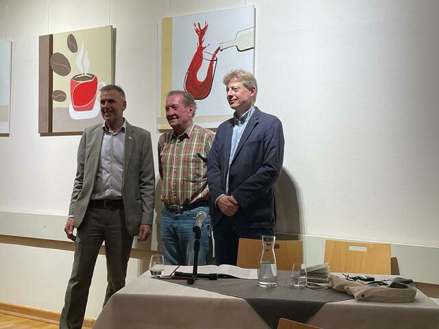 Mit einem selbst gesungenen Chanson von Jacques Brel überraschte Martin Walker (Mitte) sein Publikum. Das freute auch Direktor Markus Höfle (li.) und Buch-Café-Chef Markus Mayr.  | Foto: Buch-Café Kufstein