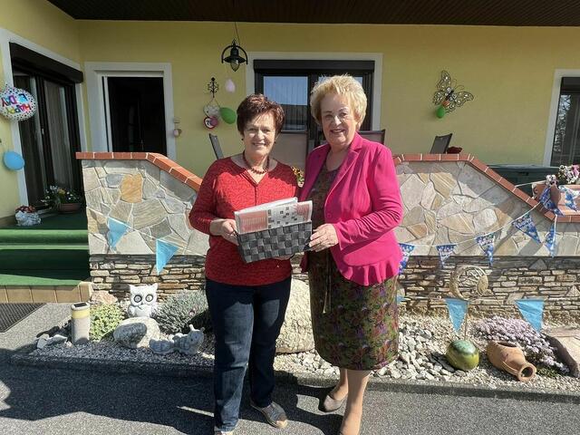 Gerti Weber (links) feierte in Rosenberg ihren 70. Geburtstag. SPÖ-Bezirksvorsitzende Landtagspräsidentin Verena Dunst stellte sich zum Jubiläum mit guten Wünschen ein. | Foto: SPÖ