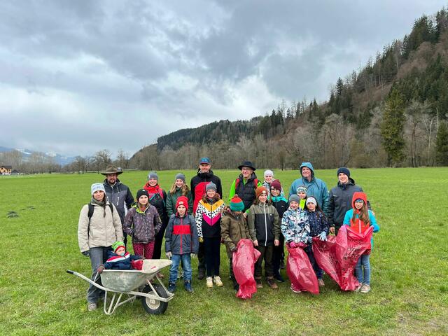 In der Gemeinde Öblarn machten sich Freiwillige auf den Weg, um Straßen, Wege und Wiesen vom Müll zu befreien. | Foto: Dahoam in Öblarn
