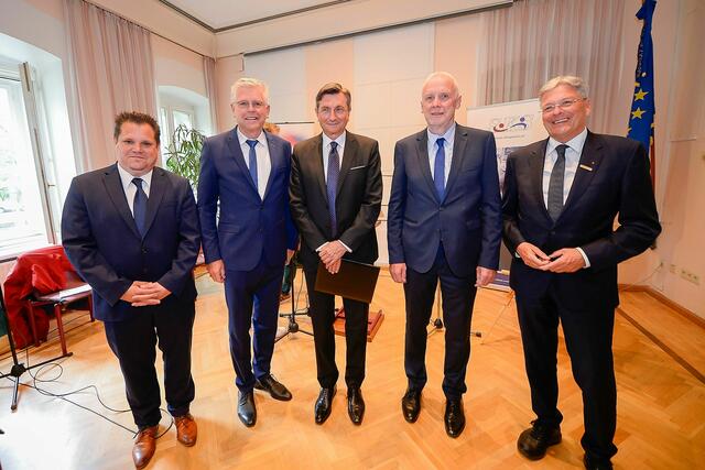 Verleihung des 16. Julius Kugy-Preises an Borut Pahor. Am Bild (v.l:): Bernhard Sadovnik (Obmann der Gemeinschaft der Kärntner Slowenen und Sloweninnen SKS), LT-Abg. Hannes Mak, Julius-Kugy-Preisträger Borut Pahor (ehem. Staatspräsident der Republik Slowenien) und LH Peter Kaiser. | Foto: LPD Kärnten/Helge Bauer