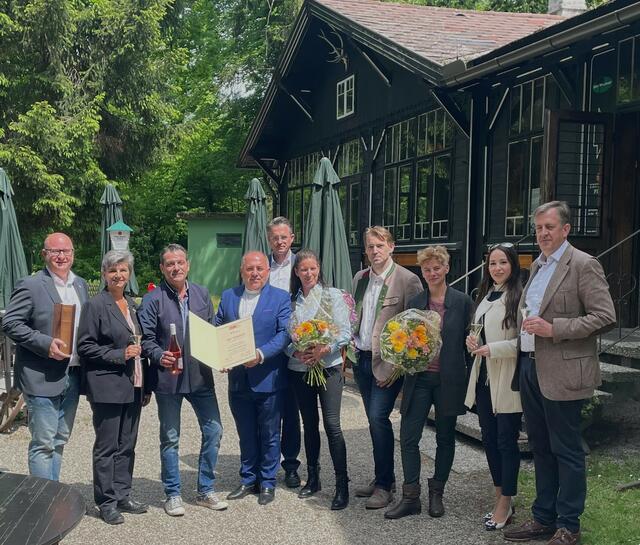 Den Ehrentag feierten (v.l.) Außenstellenobmann Markus Fuchs, Ortsvorsteherin Gabriele Pöll, Conrad Blanka, Pfarrer der Pfarre Maria Gugging Stanislaw Korzeniowski, Bürgermeister Stefan Schmuckenschlager, Brigitte Blanka, Bezirksvertrauensmann der Gastronomie Tulln Herbert Bonka, Franziska Fuchs und Maximilian Habsburg-Lothringen mit Gattin (2.v.r.). | Foto: Leytheris Konstanidis