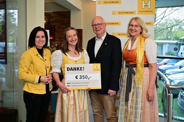 v.l.n.r.
Mag. Katharina Rokvić (Hilfswerk NÖ, Geschäftsbereichsleitung Kinder, Jugend und Familie)
Gabi Preßlinger-Bukovica (Hilfswerk Gerasdorf)
HR Paul Deiser (Hilfswerk NÖ, Vizepräsident Weinviertel)
Susanne Pospischil (Hilfswerk Gerasdorf) | Foto: Hilfswerk NÖ