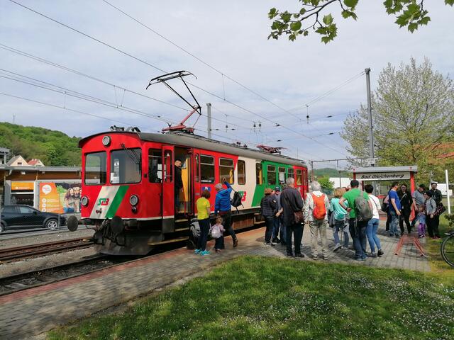 Aktuell fahren vorwiegend die Wanderer und Wanderinnen mit der Gleichenberger Bahn, schon bald steigen die Läuferinnen und Läufer zu. | Foto: Philipp Hassler/Laurenz Künzel