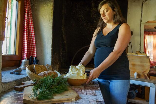 Auch der Butter wird in Eigenproduktion hergestellt. | Foto: ServusTV/DMG