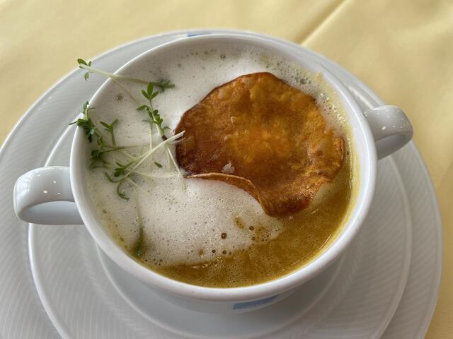 Eine Süßkartoffel-Schaumsuppe.