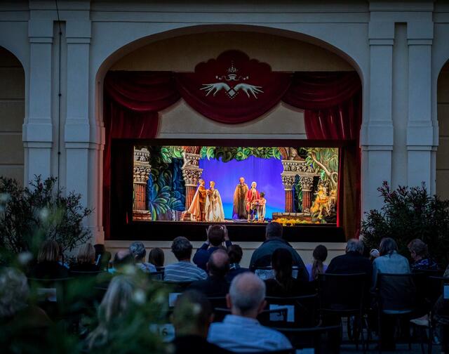 Sommerbühne vor dem Marionettentheater Schloss Schönbrunn am Abend | Foto: Robin Weigelt