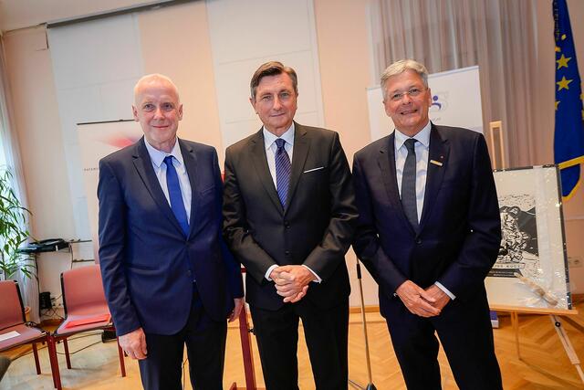 Verleihung des 16. Julius Kugy-Preises an Borut Pahor. Am Bild (v.l:): Bernhard Sadovnik (Obmann der Gemeinschaft der Kärntner Slowenen und Sloweninnen SKS), Julius-Kugy-Preisträger Borut Pahor (ehem. Staatspräsident der Republik Slowenien) und LH Peter Kaiser. | Foto: LPD Kärnten/Helge Bauer