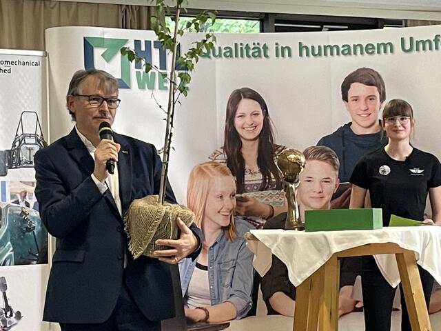 Schulleiter Gottfried Purkarthofer bekommt symbolisch einen Birkensätzling überreicht. | Foto: Doris Schlager