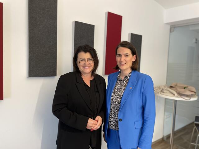 Barbara Thaler (rechts) stattete in Begleitung von Elisabeth Pfurtscheller dem Bezirk einen Besuch ab. | Foto: Reichel