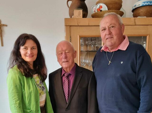 In Moschendorf feierte Friedrich Sladek seinen 85. Geburtstag. Vizebürgermeisterin Cornelia Kedl-Oswald und Engelbert Feibel gratulierten dem langjährigen Kaufmann namens der SPÖ. | Foto: SPÖ