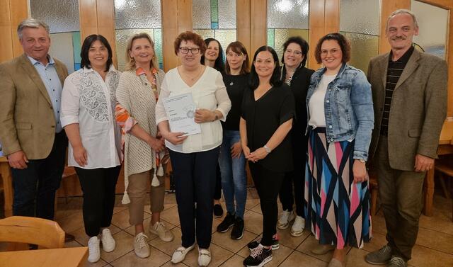 Kirchbach-Zerlachs Bürgermeister Anton Prödl, Ortsleiterin-Stellvertreterin NAbg. Agnes Totter, Ortsleiterin Waltraud Rauch, Vorgängerin Juliane Hermann, Finanzreferentin-Stellvertreterin Theresia Zach, Finanzreferentin Petra Krisper, Schriftführerin Sandra Solar, deren Stellvertreterin Martina Steinbacher-Reicht, Bezirksleiterin Petra Rauch und St. Stefans Bürgermeister Johann Kaufmann (v.l.) nach den Wahlen in St. Stefan im Rosental. | Foto: VP-Frauen 